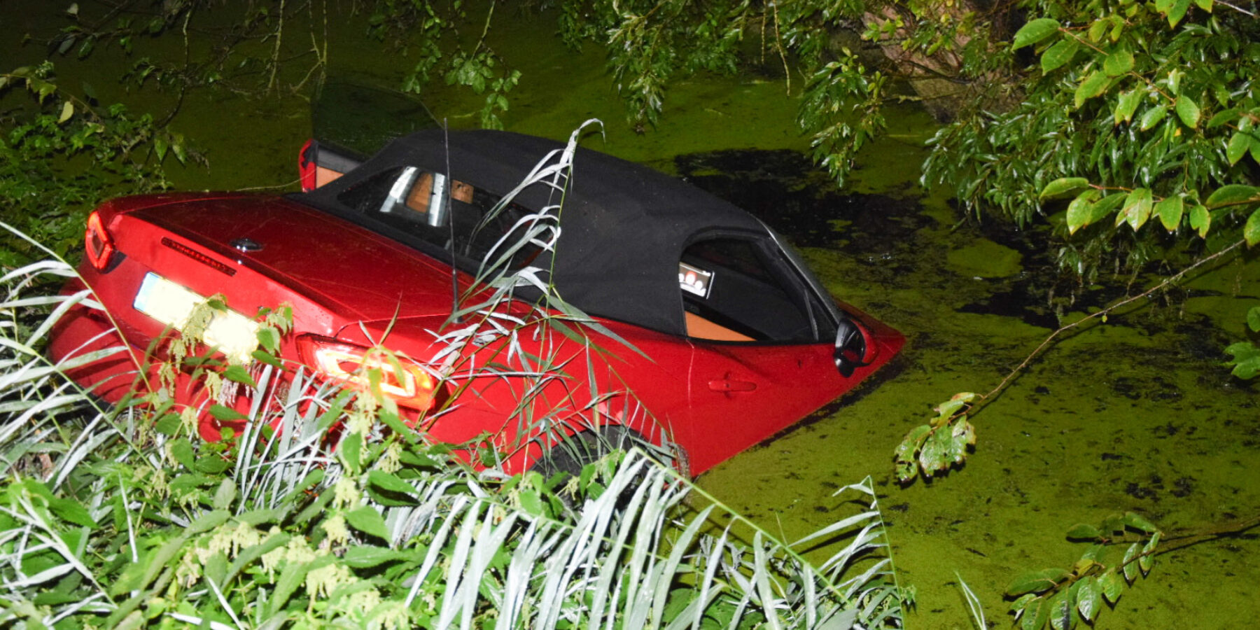 Auto belandt in water Vlietland, geen gewonden