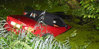 Auto belandt in water Vlietland, geen gewonden