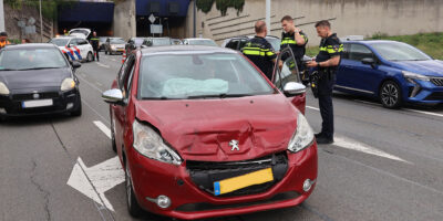 Drie auto's botsen bij Sijtwendetunnel in Leidschendam