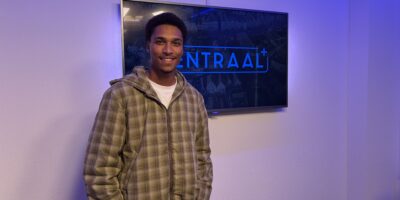 De in Leiderdorp geboren Bryan Okello staat in de studio van Centraal+.