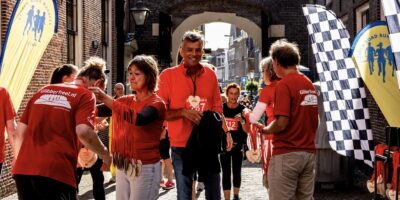 Deelnemers en vrijwilligers van de Glibbertreel in een Leidse straat.