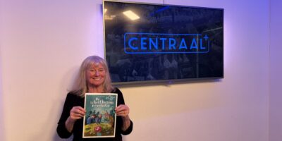 Martine Glaser houdt haar boek De scheetkussen-revolutie vast in de studio van Centraal+.