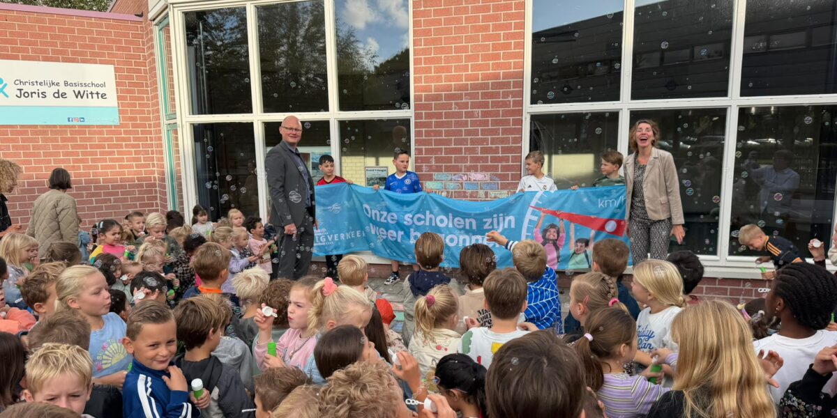 Joris de Witte start het schoolseizoen met bellenblazen