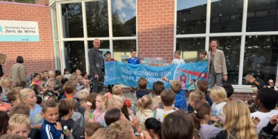 Joris de Witte start het schoolseizoen met bellenblazen. Wethouder Elfred Bus.