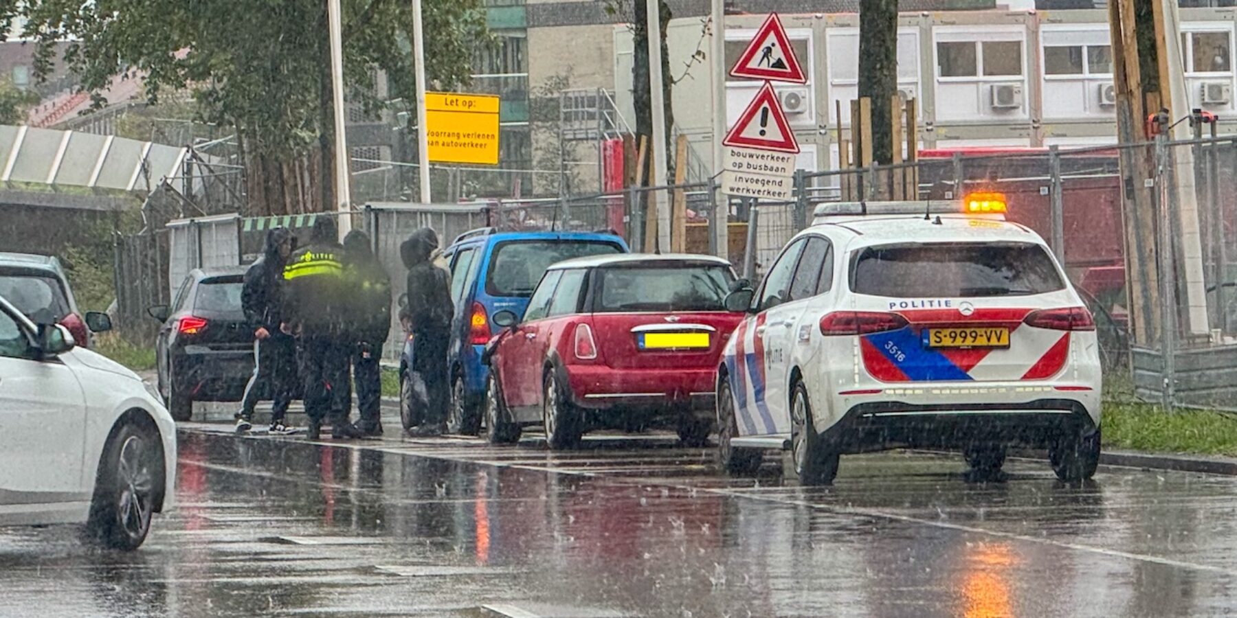 Kettingbotsing Willem de Zwijgerlaan Leiden. Er zijn drie auto's bij het ongeval betrokken.