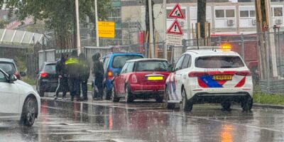 Kettingbotsing Willem de Zwijgerlaan Leiden. Er zijn drie auto's bij het ongeval betrokken.