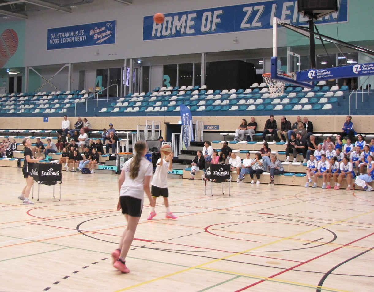 Driepunt: speelster geheel links kijkt de bal hoopvol na terwijl een ballenmeisje zich ontfermt over een eerder gegooide bal. (Foto: Centraal+ / Paul Aalbers)