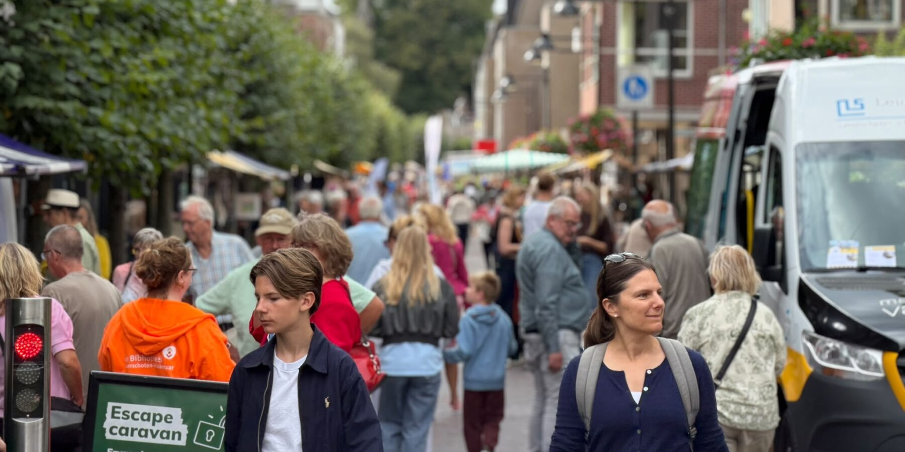 Markt in de Schoolstraat, tijdens Het Weekend van Voorschoten.