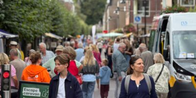 Markt in de Schoolstraat, tijdens Het Weekend van Voorschoten.