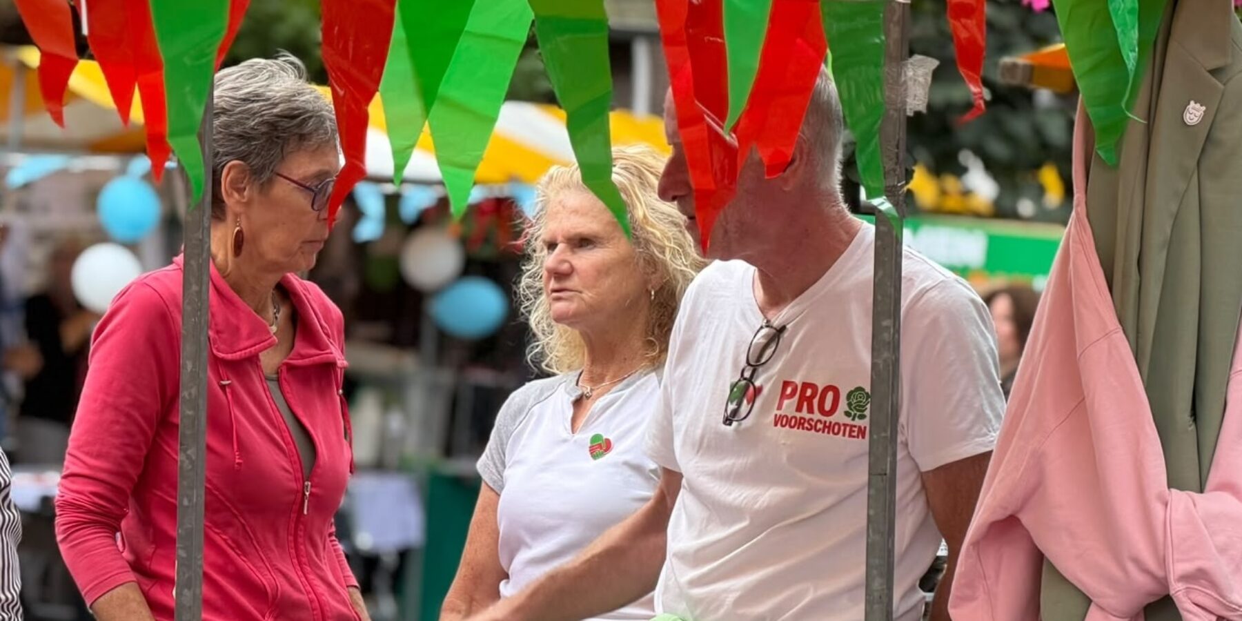 Raadslid Marleen Persoon op de markt bij de kraam van PRO Voorschoten.