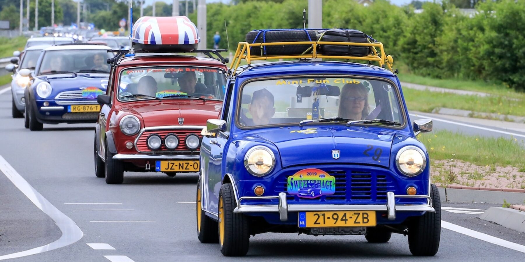 Mini's tijdens de Minirun van Swetterhage door het Groene Hart.