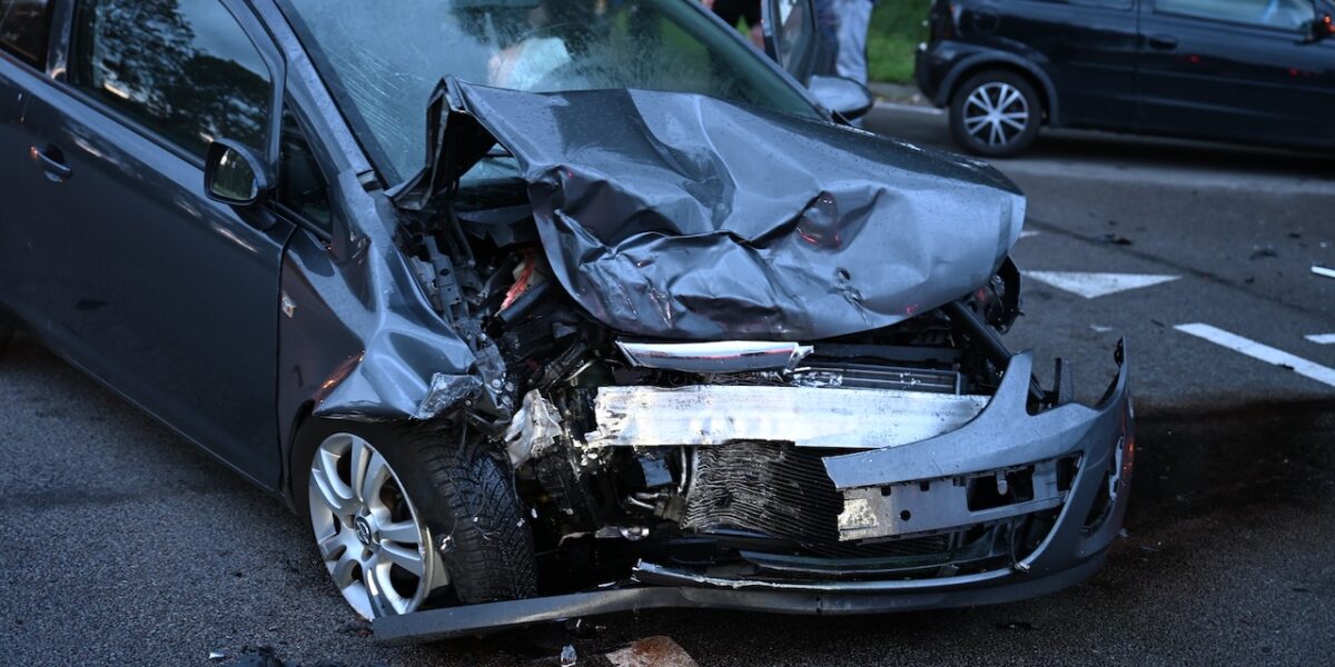 Gewonde bij botsing auto en shovel op kruising N206