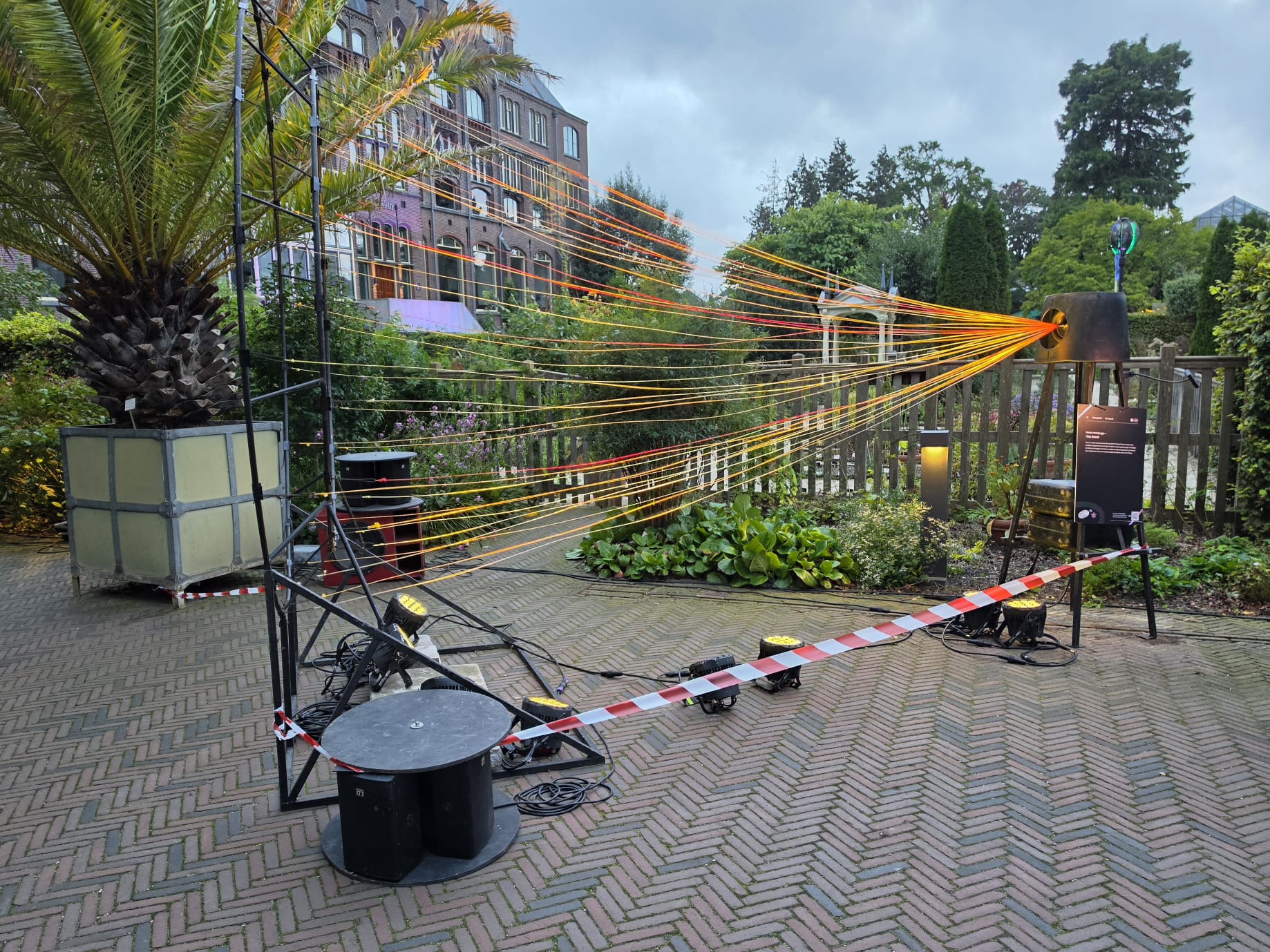 Kunstwerk met geluidsgolven in de Hortus Botanicus. 