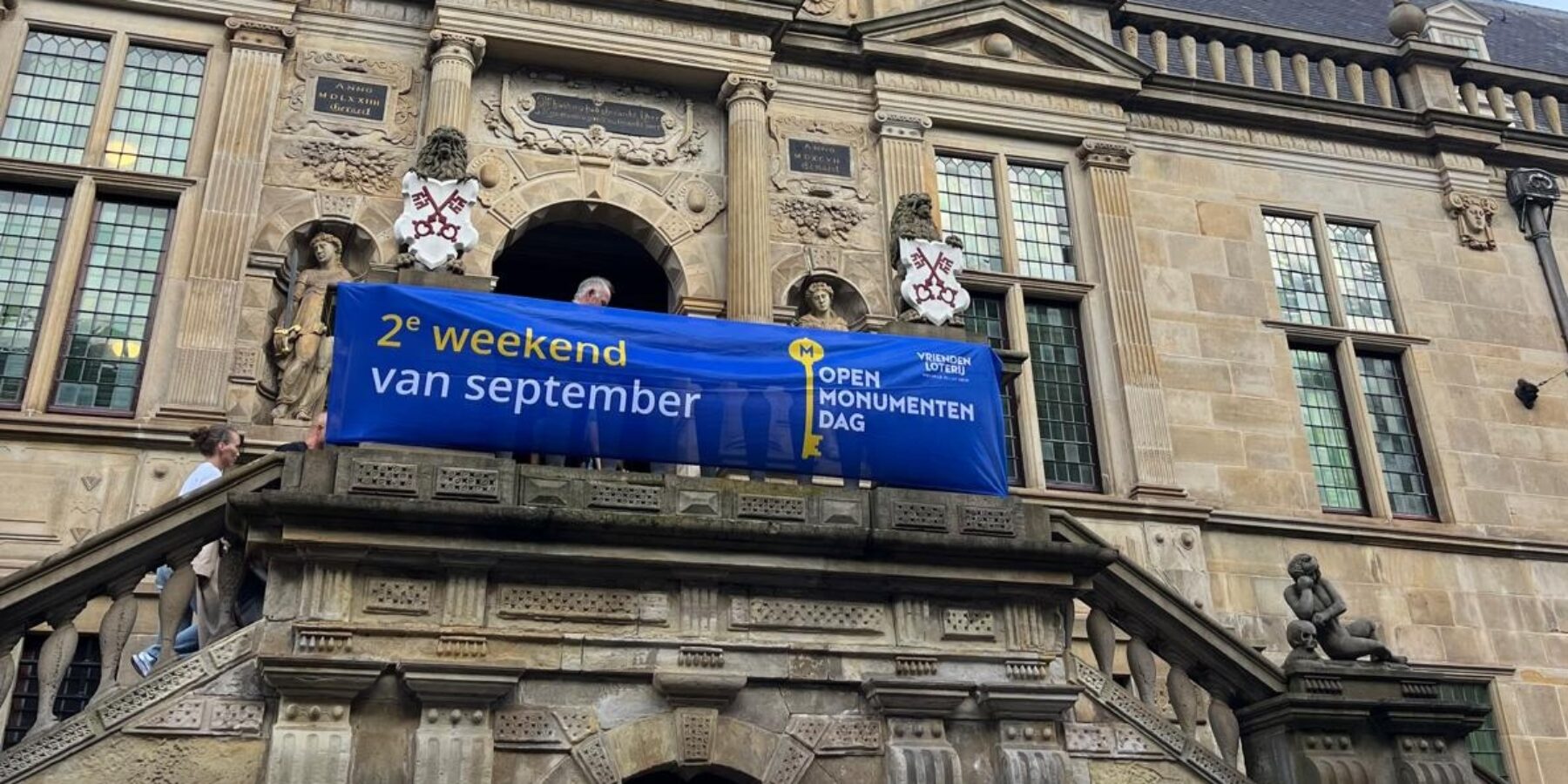 De banner van Open Monumentendagen bij het Stadhuis van Leiden aan de Breestraat.