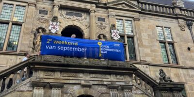 De banner van Open Monumentendagen bij het Stadhuis van Leiden aan de Breestraat.