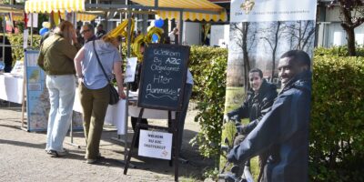 De toegang naar het AZC in Oegstgeest.