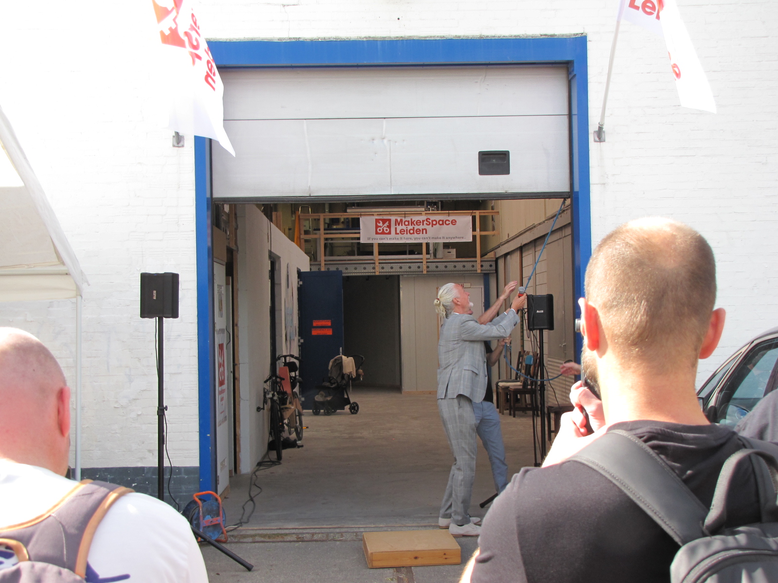 Arie Feij sluit de deur van MakerSpace Leiden. (Foto: Centraal+ / Paul Aalbers)