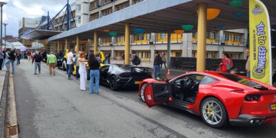 Tien supercars voor patiëntjes kinderziekenhuis WAKZ