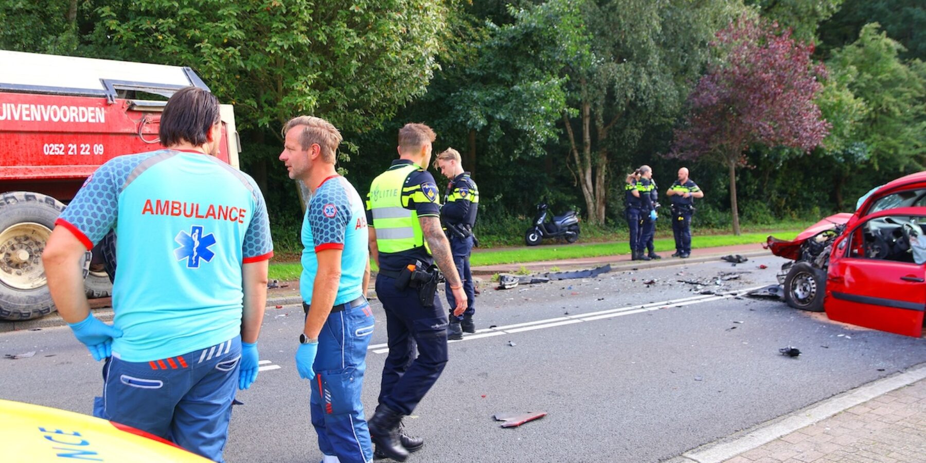 Ravage op de weg na botsing tussen tractor en busje op de Warmonderweg in Oegstgeest.