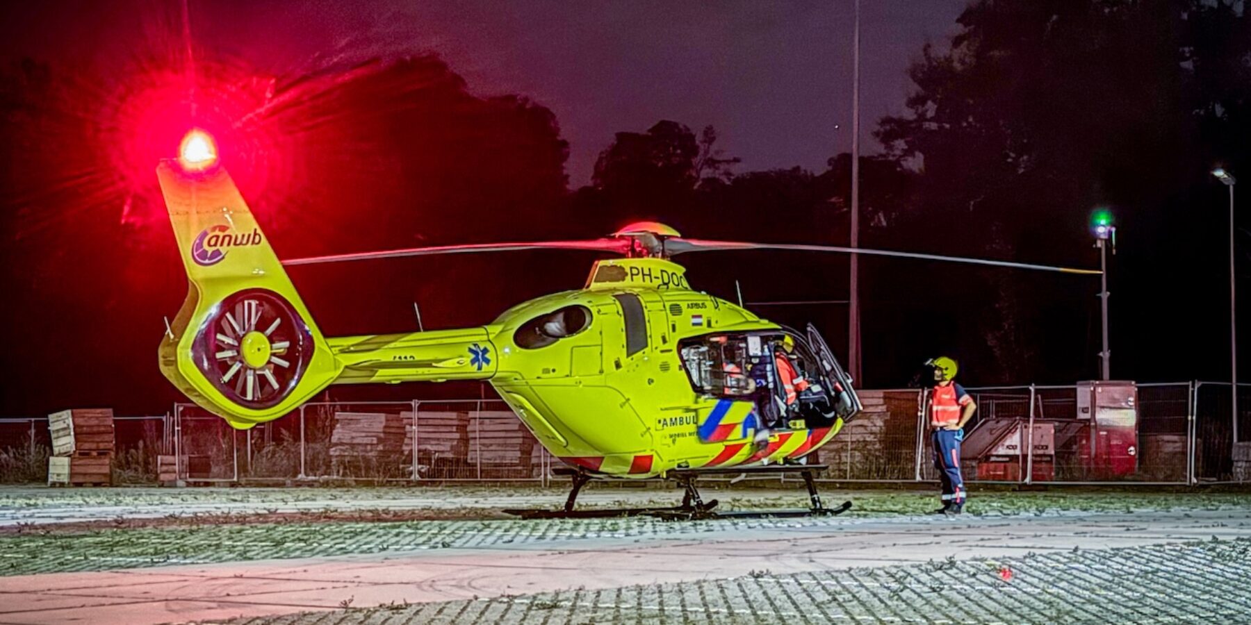Traumahelikopter landt bij Sportcomplex De Vliet