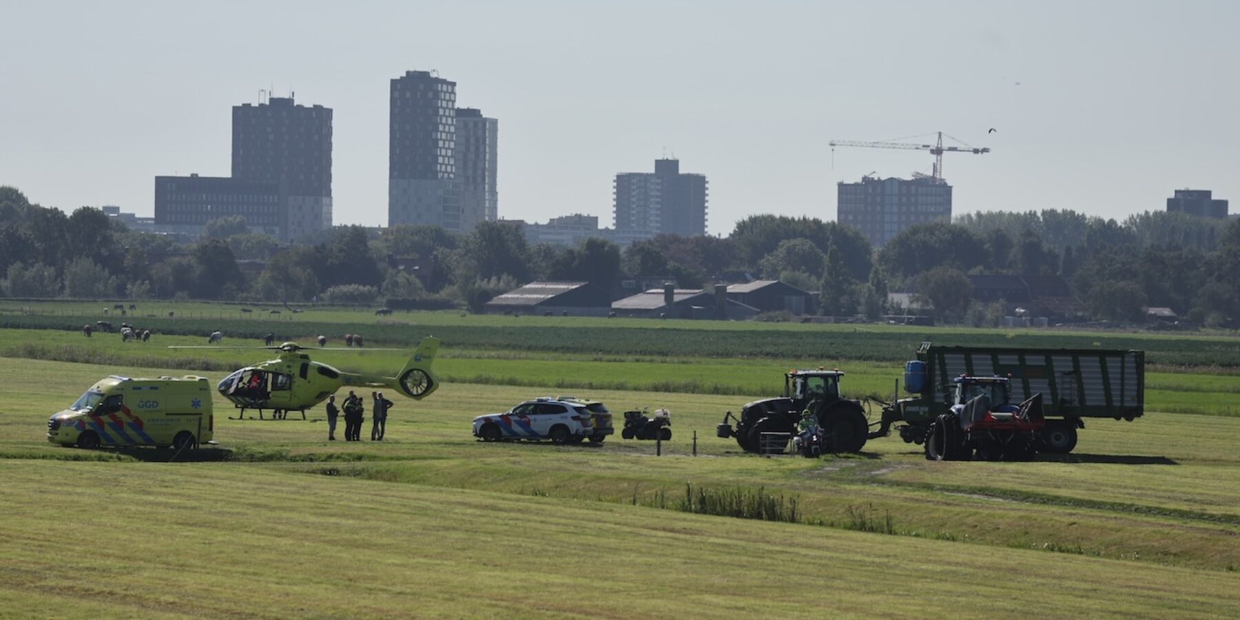 Traumahelikopter landt in weiland na arbeidsongeval