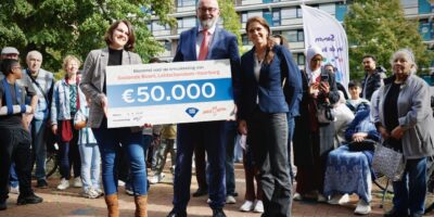 Overhandiging cheque door Dura Vermeer en Jantje Beton.