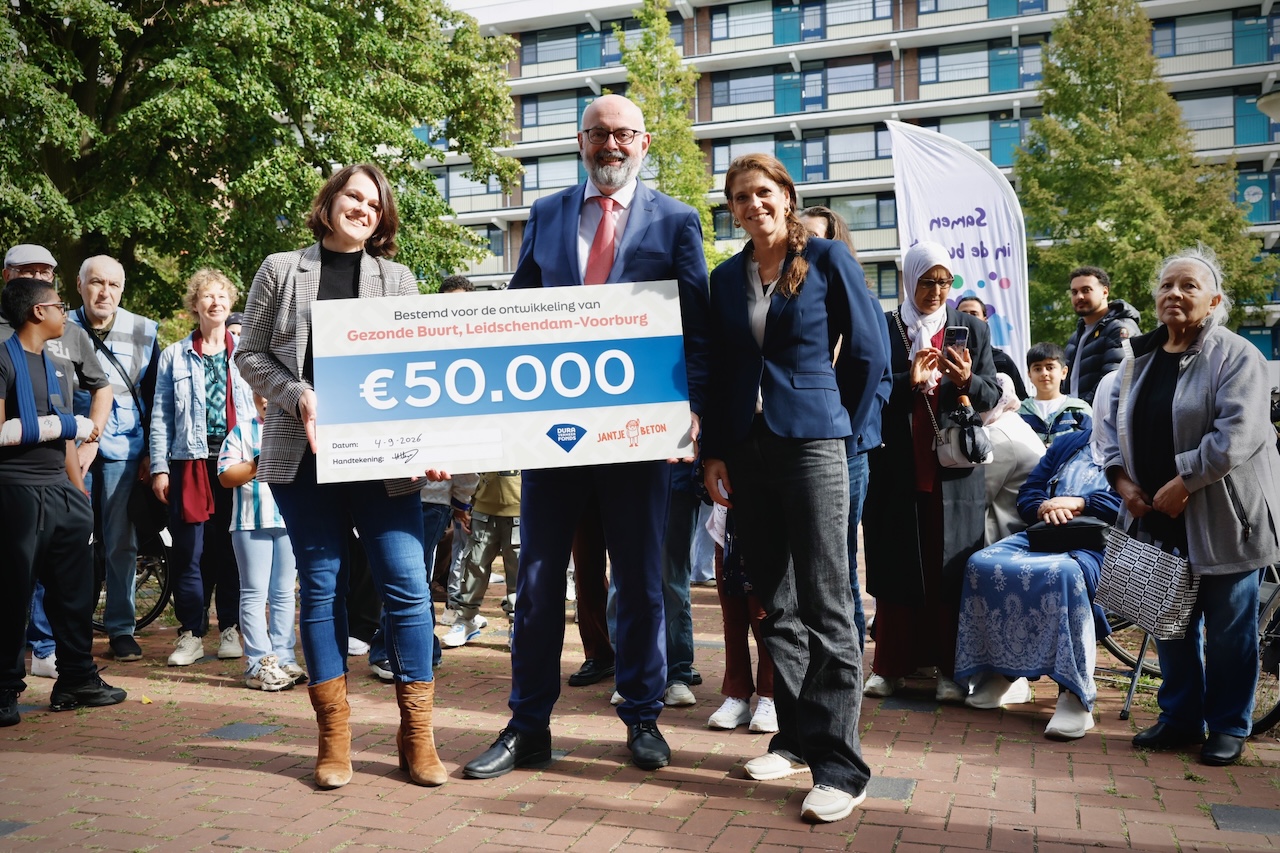Overhandiging cheque door Dura Vermeer en Jantje Beton.
