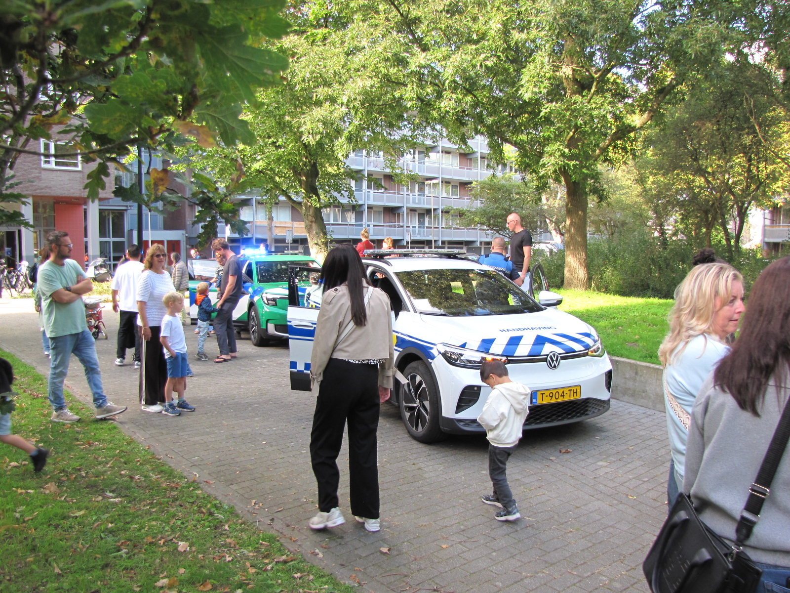 Handhaving ook aanwezig. (Foto: Centraal+ / Paul Aalbers)
