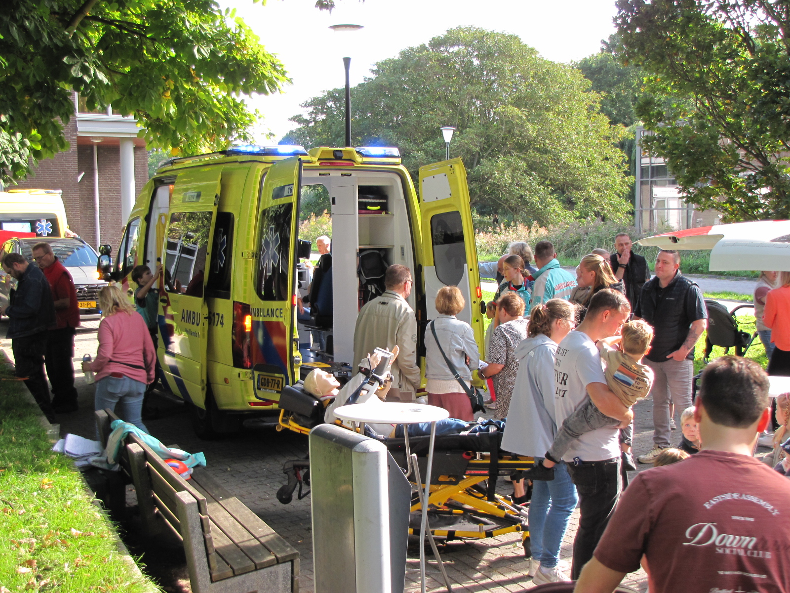 Kijkje nemen bij en in een ambulance. (Foto: Centraal+ / Paul Aalbers)