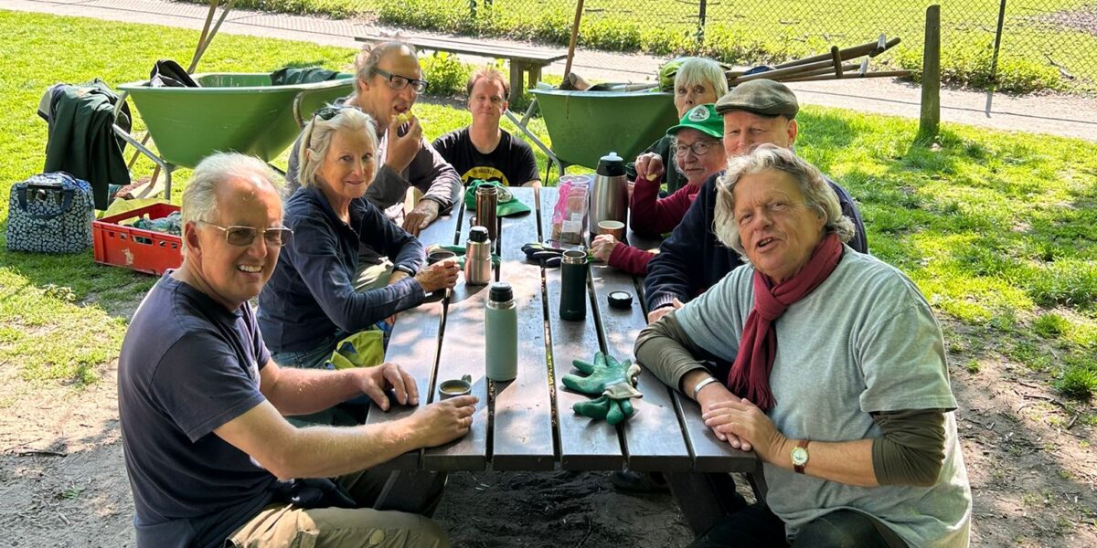Handen uit de mouwen in de Leidse Hout: ‘Je maakt het samen mooier’