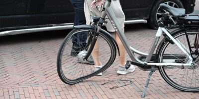 Fiets en auto botsen op Oranjeboomstraat
