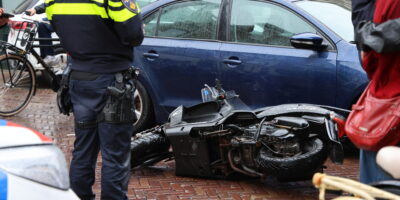Aanrijding scooter en auto in Leiden