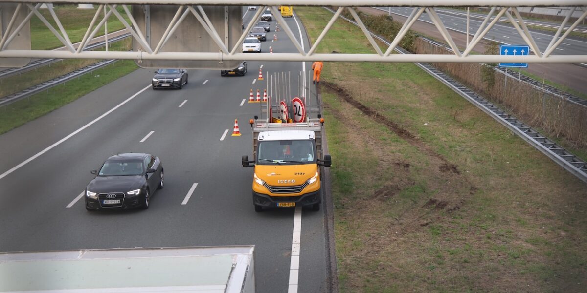 Vrachtwagen met oplegger vast in middenberm A4