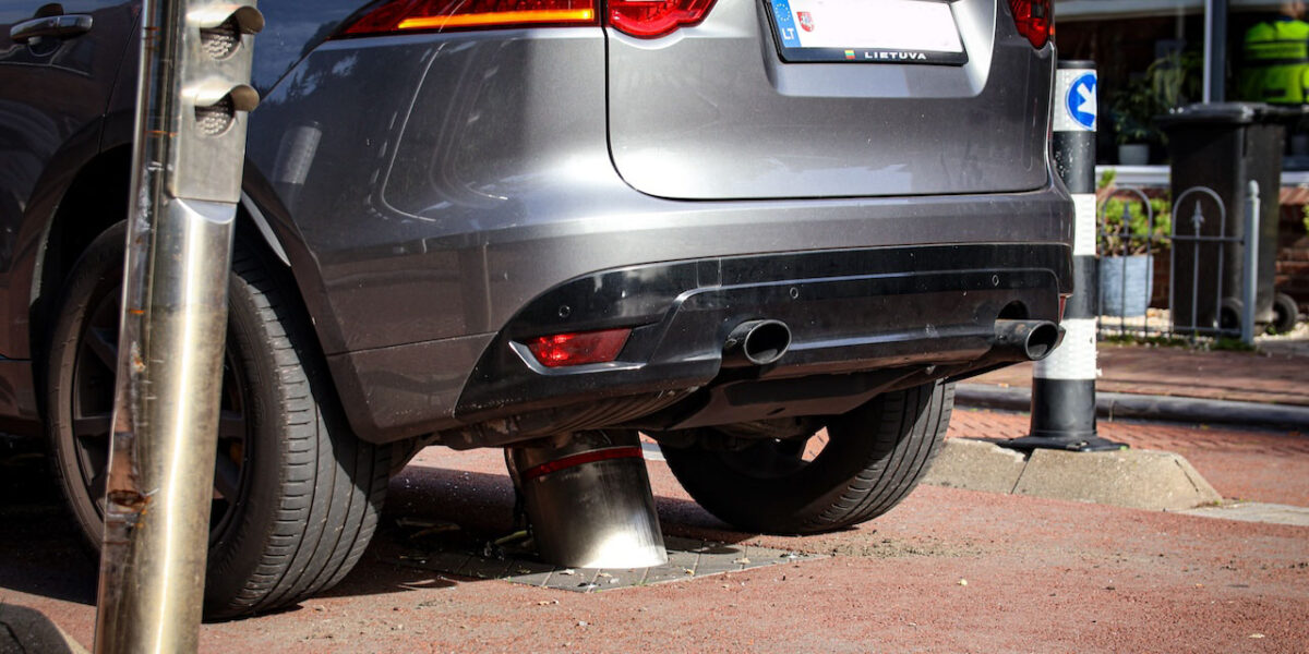 Automobilist rijdt zich vast op poller Hoofdstraat Valkenburg