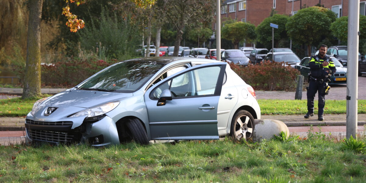 Auto zwaar beschadigd na ongeval op Van der Valk Boumanweg in Leiderdorp