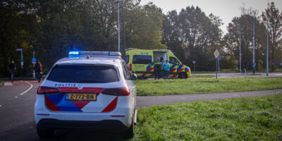 LEIDEN - In de late ochtend van woensdag 28 oktober even voor 11.20 uur heeft zich een ongeval voorgedaan aan de Leidseweg bij de kruising met de Vinkweg in Leiden. Bij het ongeval botste een auto op een fietser, die daarbij gewond raakte. Het ambulancepersoneel heeft de fietser ter plaatse behandeld. Informatie over het vervoer van de gewonde naar een ziekenhuis is niet bekend. De politie heeft deze kruising al eerder geregistreerd vanwege meerdere aanrijdingen tussen fietsers en auto's. De Leidseweg was tijdelijk afgesloten vanaf de Stevenshofdreef om de hulpverlening mogelijk te maken.