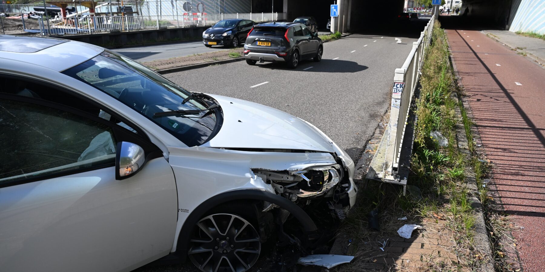 Automobilist klapt hekwerk Plesmanlaan