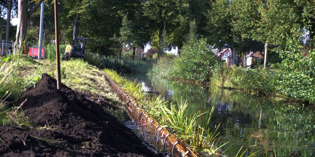 Oegstgeest test nieuwe, natuurvriendelijke beschoeiing langs Hofbrouckerlaan