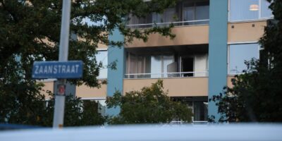 De achterzijde van de woning seniorencomplex Hof van Roomburgh waar een accu in brand stond.