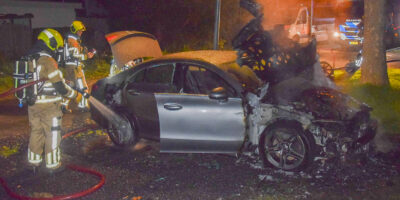 De auto brandde zaterdagavond uit op het Joop Vervoornpad in Leiden.