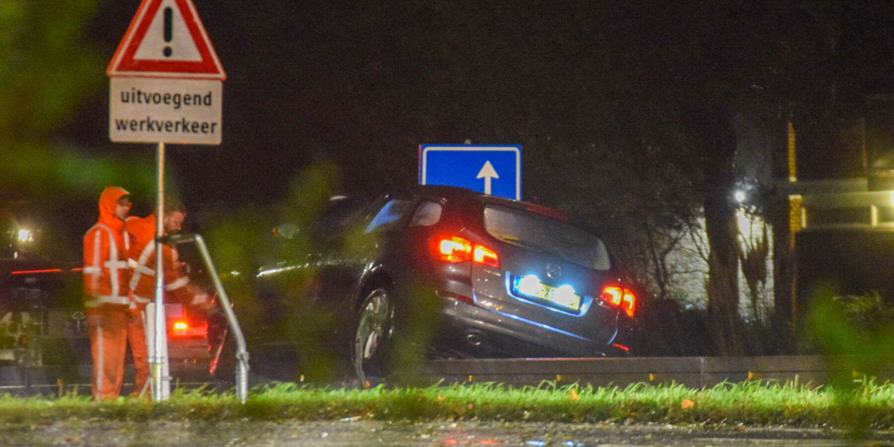De auto op de betonnen afscheiding aan de Voorschoterweg in Leiden.