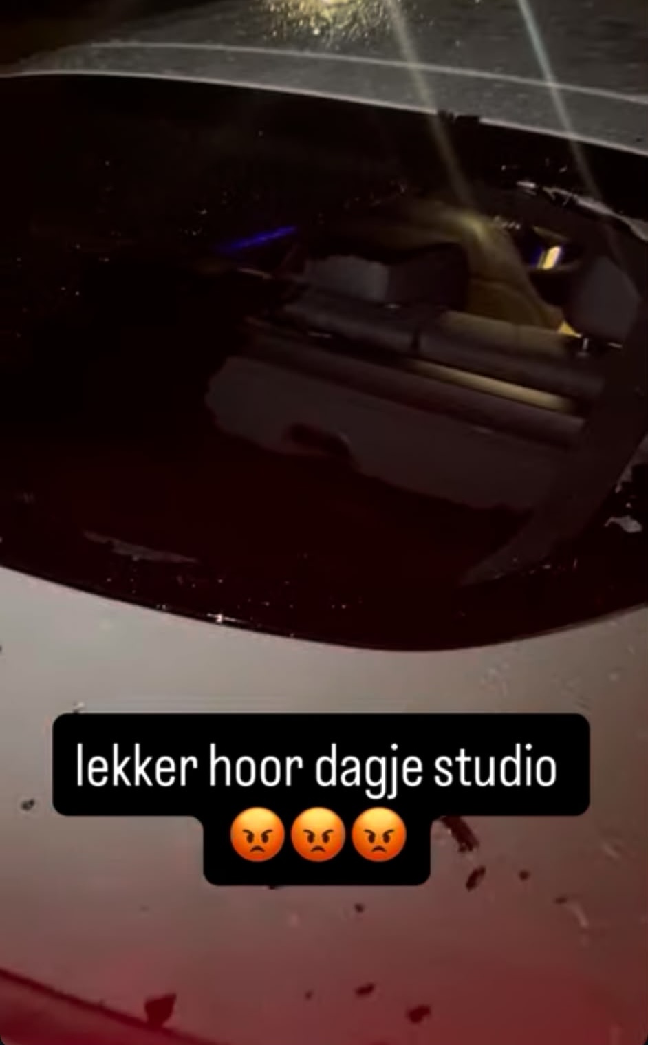 De ingeslagen achterruit van de Leidse zanger Wesley Klein.