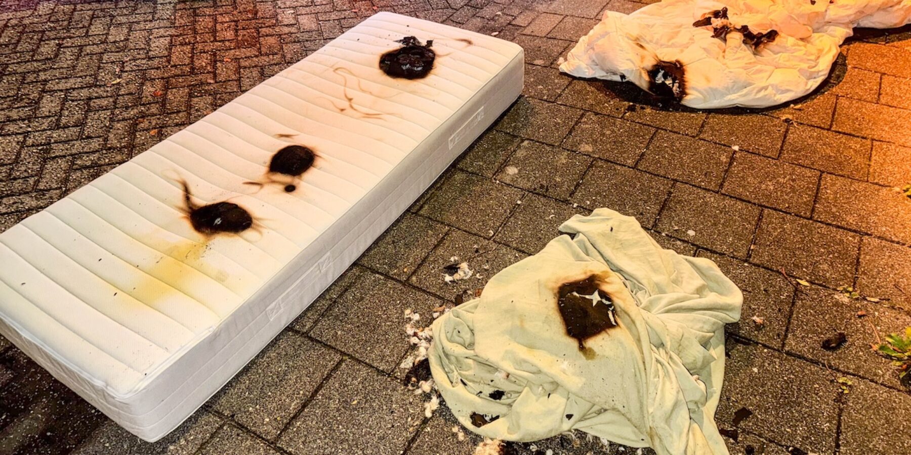 Brand in slaapkamer aan Cleveringalaan in Oegstgeest. Het verbrandde beddengoed op straat.