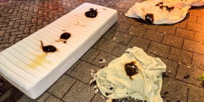 Brand in slaapkamer aan Cleveringalaan in Oegstgeest. Het verbrandde beddengoed op straat.