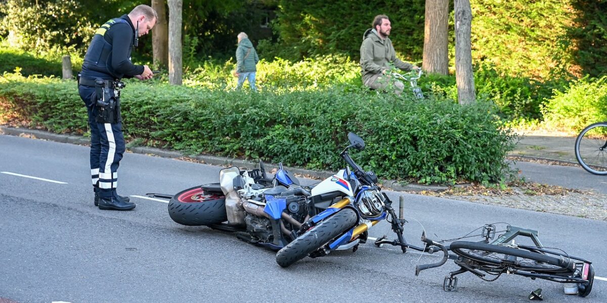 Motorrijder en fietser botsen: beide bestuurders gewond afgevoerd