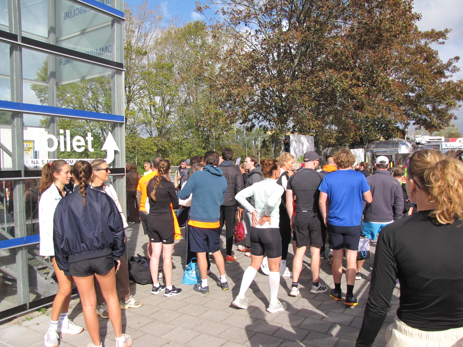 Lopers verzamelen zich op het terrein van Blauw-Zwart aan de Dr. Mansveltkade. (Foto: Centraal+ / Paul Aalbers)