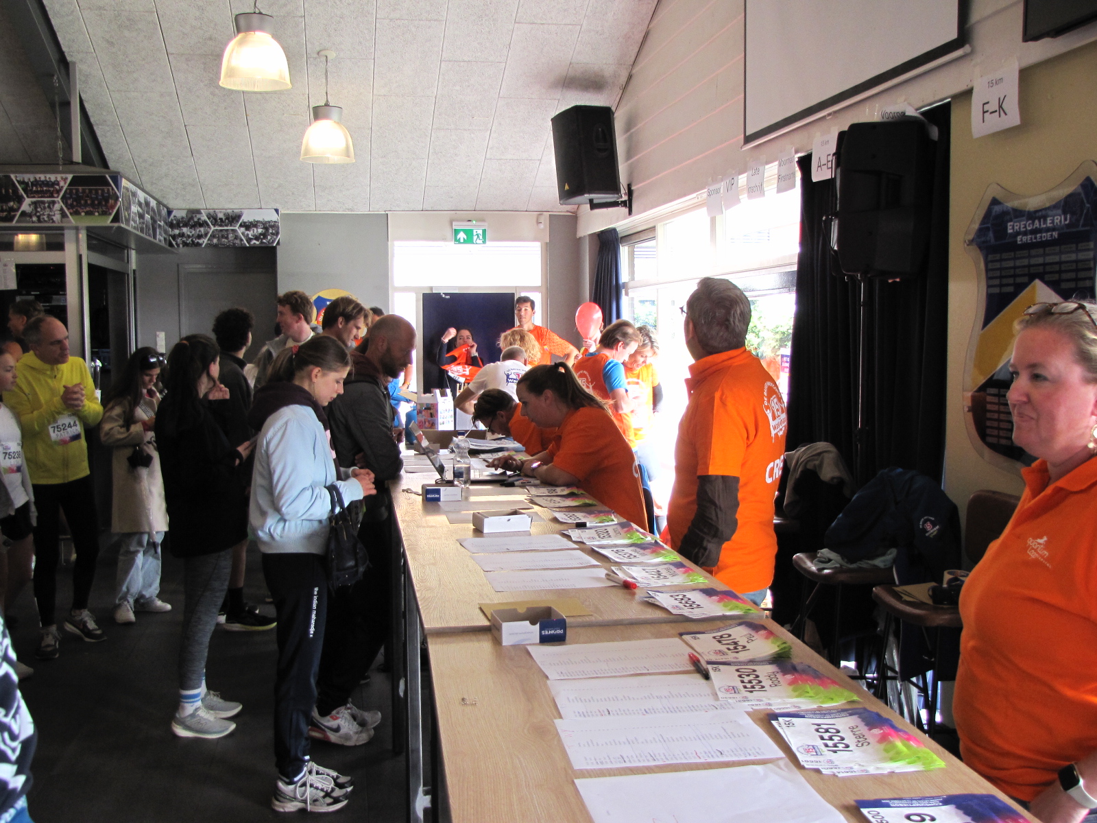 In de kantine werden de startnummers opgehaald. (Foto: Centraal+ / Paul Aalbers)