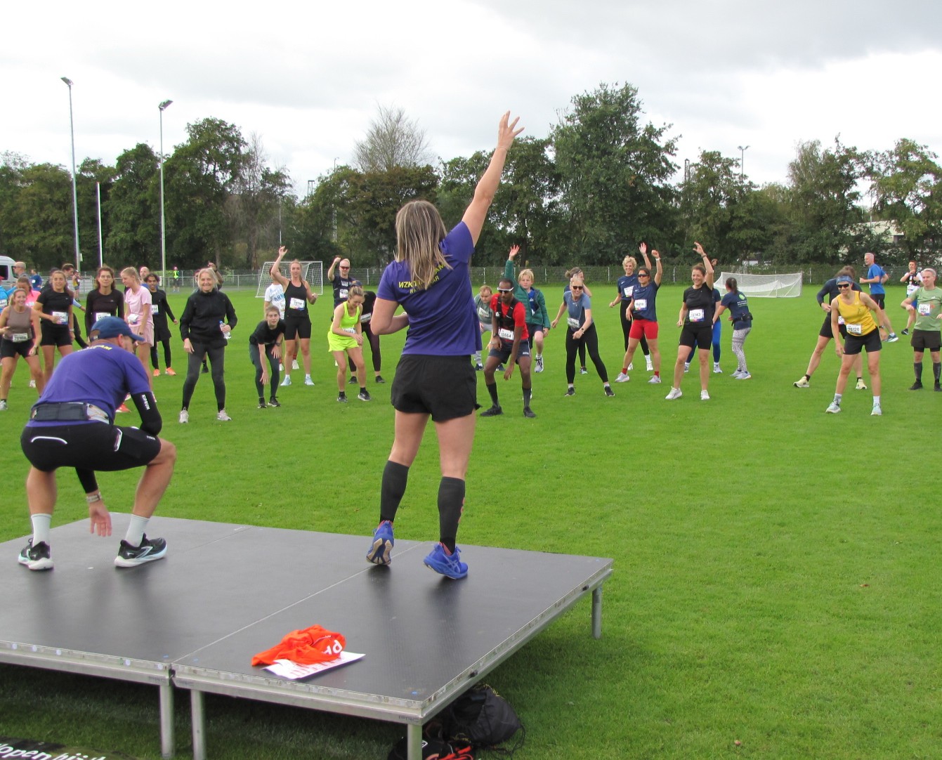Gezamenlijke warming up. (Foto: Centraal+ / Paul Aalbers)