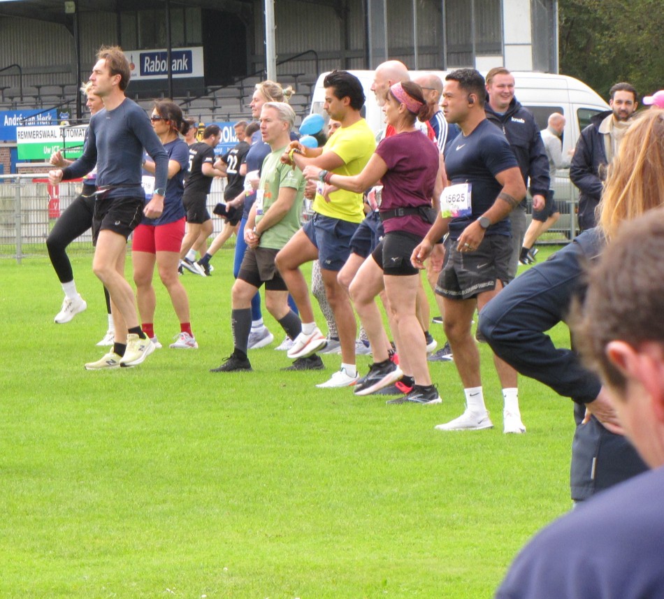 Gezamenlijke warming up. (Foto: Centraal+ / Paul Aalbers)