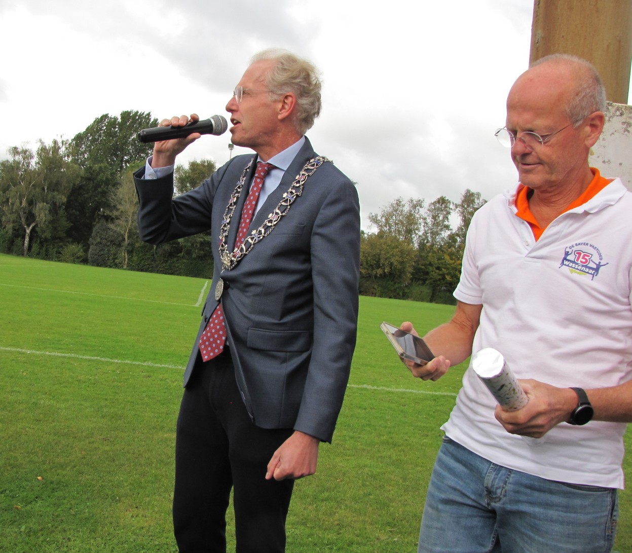 Burgemeester Leender de Lange spreekt de lopers toe. Naast hem: Bernard Menken. (Foto: Centraal+ / Paul Aalbers)